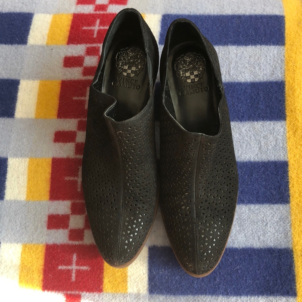 Like New! Vince Camuto Black Leather Cut Out ankle Booties Size 8.5/39 - Picture 2 of 11